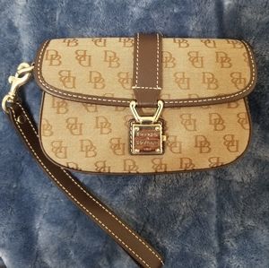 NWOT Dooney & Bourke wristlet
